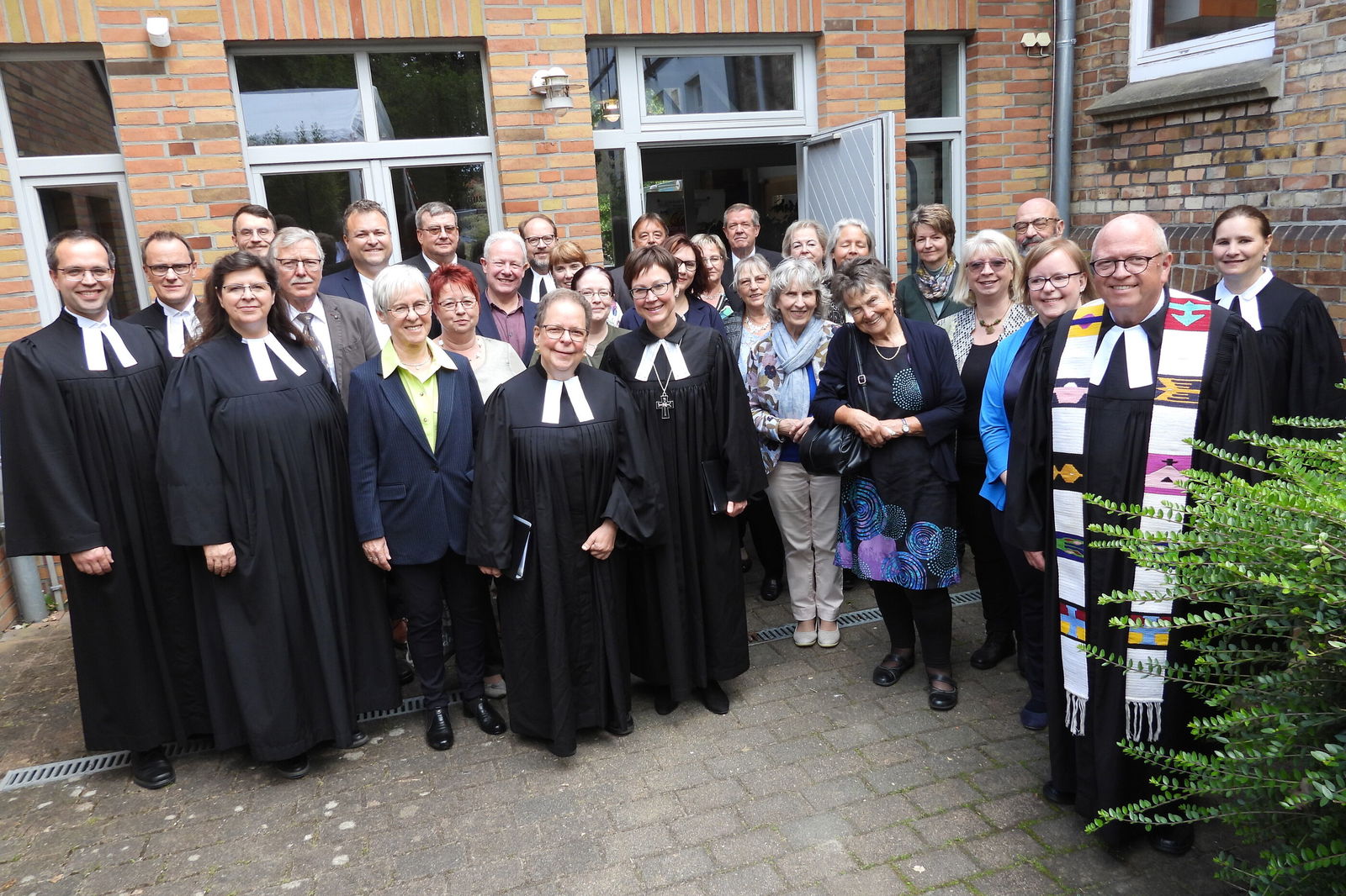 eine gruppe von Menschen. Viele tragen Talare