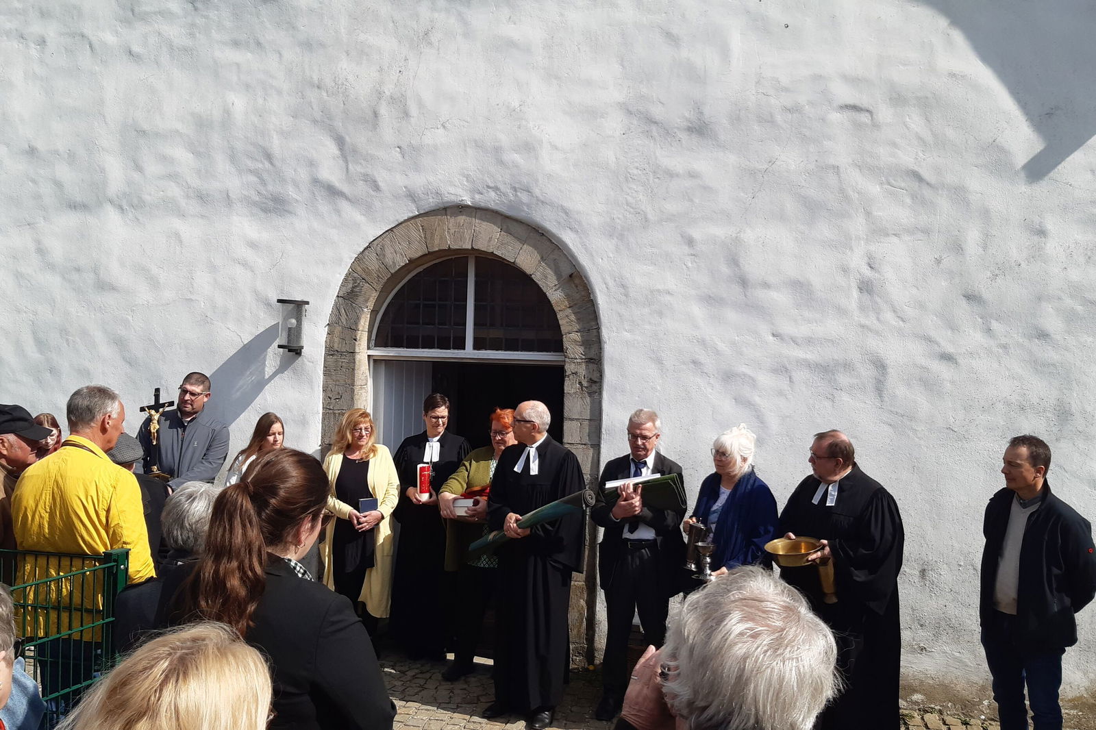 Menschen vor einer Kirche.