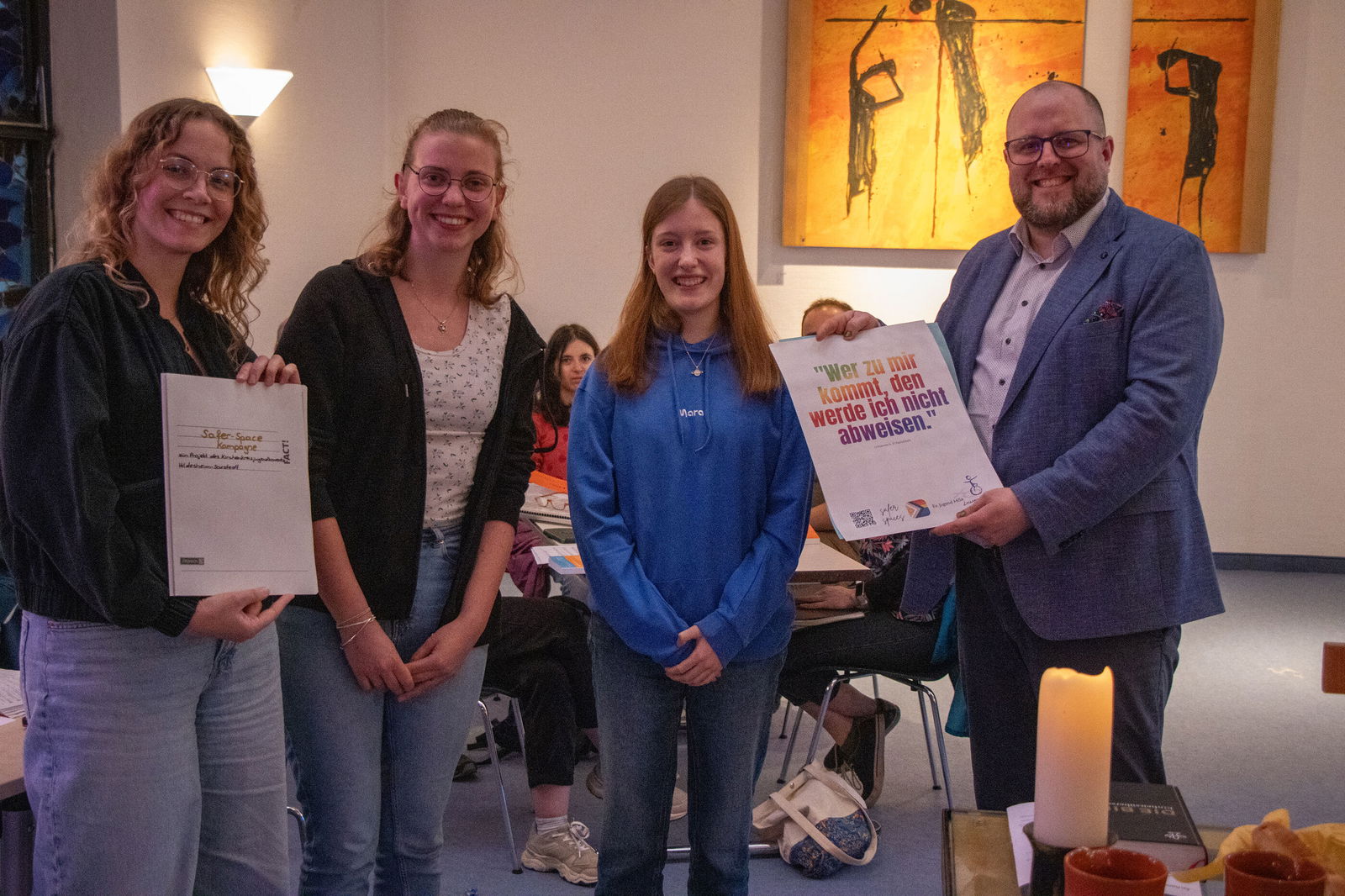 Drei Frauen und ein Mann mit einer Auszeichnung