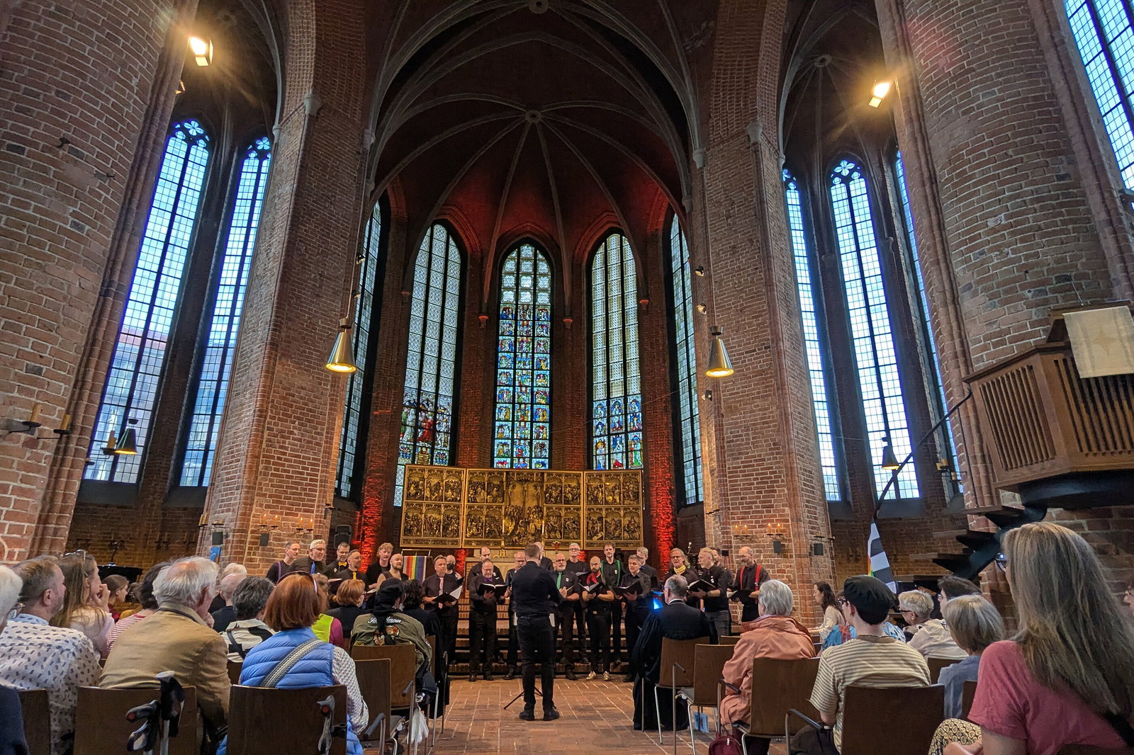 Eine volle Kirche, in der ein Chor singt.