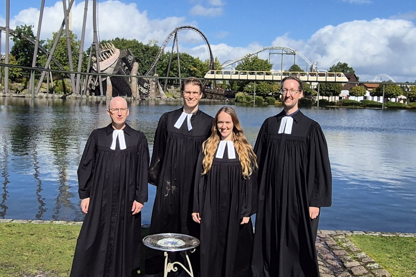 Vier Pastorinnen und Pastoren vor dem See im Heide Park