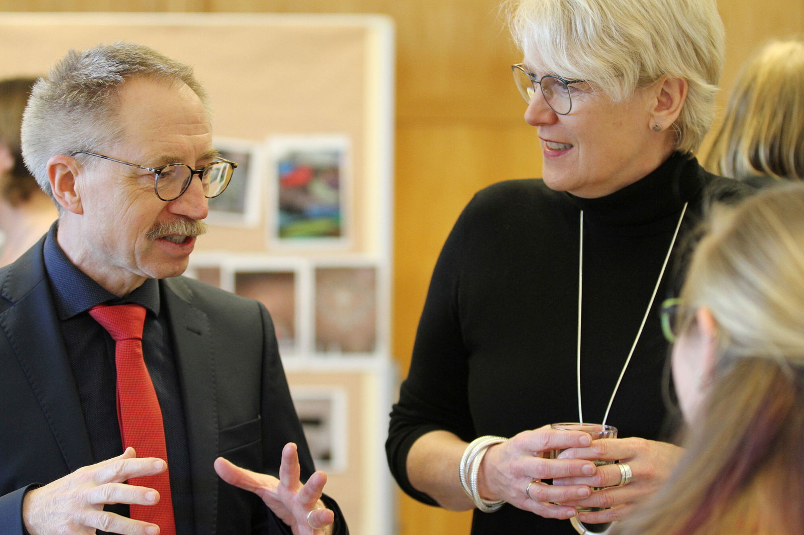 Ein Mann und eine Frau im Gespräch.