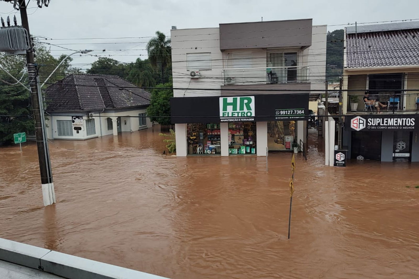 Eine Straße und Häuser, die unter Wasser stehen.