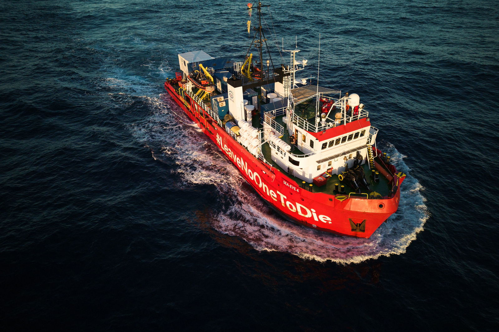 Ein rotes Boot auf dem Meer.