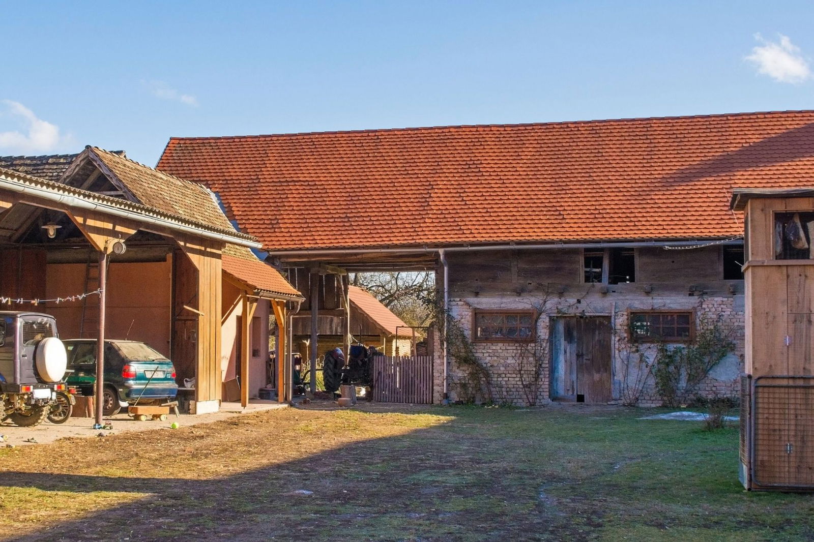 ein Bauernhof mit mehreren Scheunen