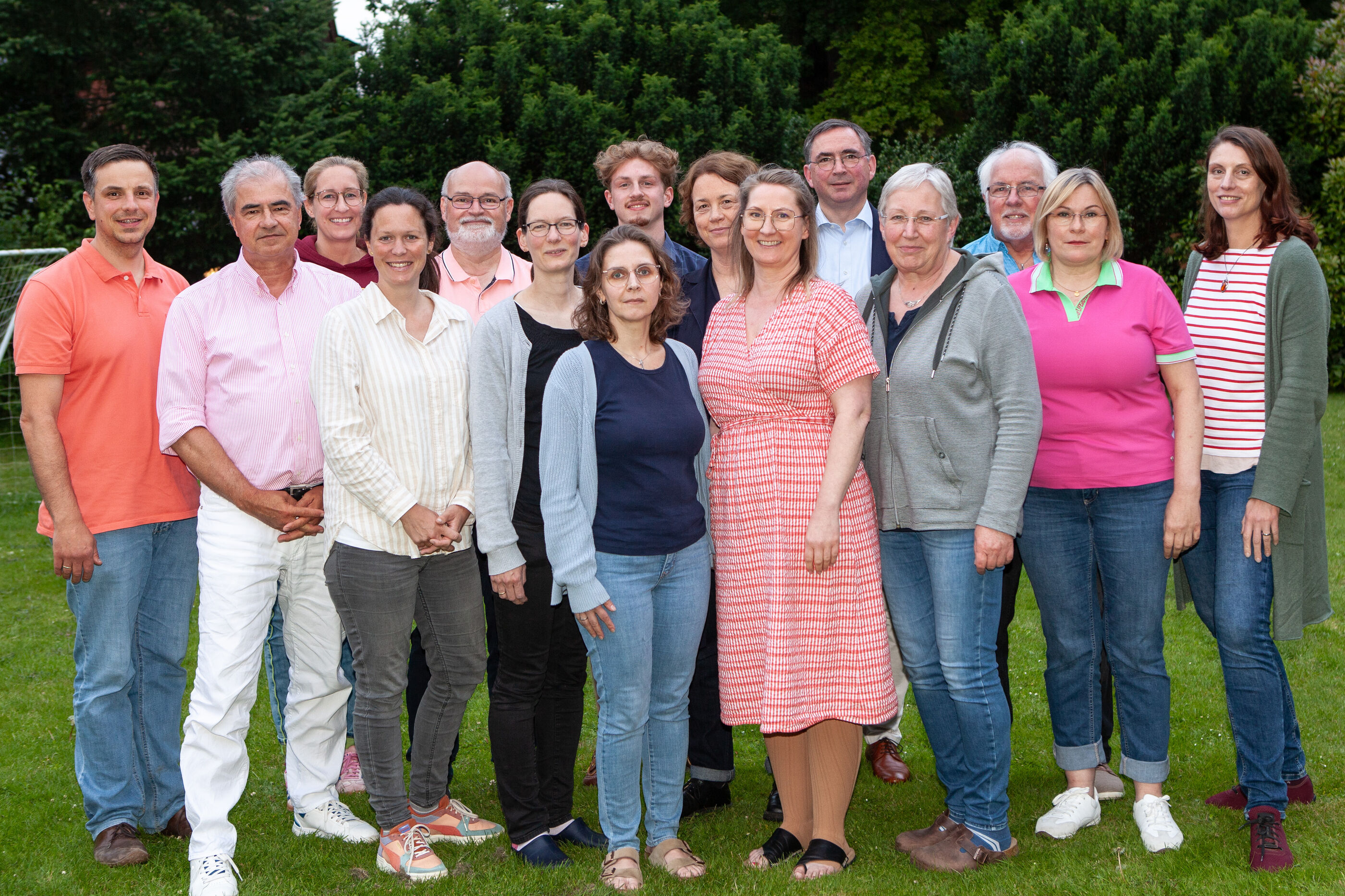 Eine Gruppe von Männern und Frauen verschiedner Altersgruppen