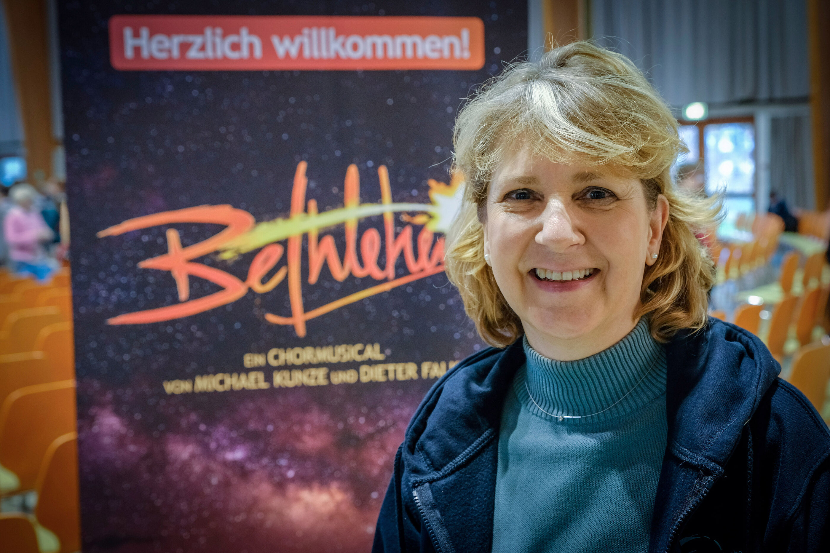 Eine Frau lächelt.