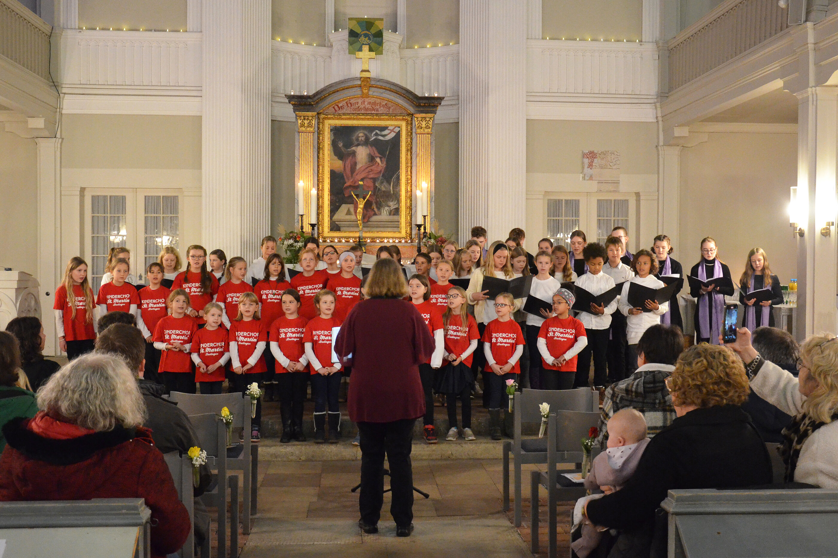 Kinder singen in einem Chor.