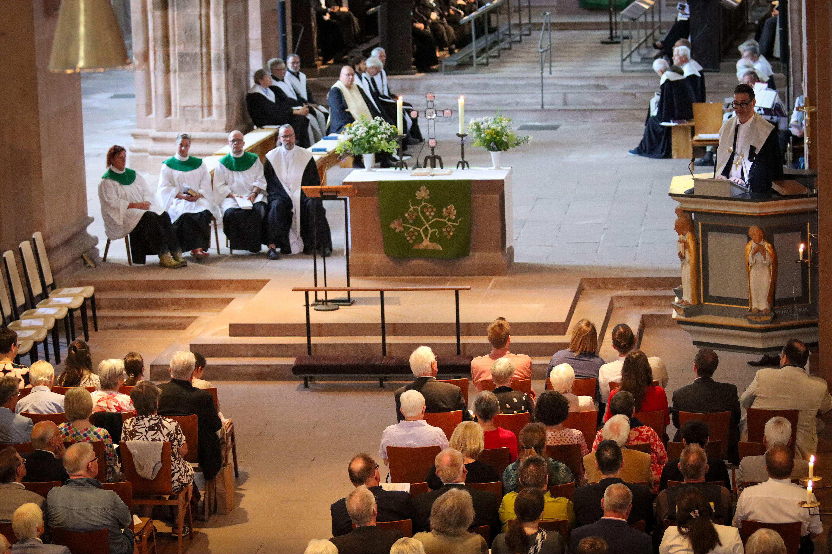 Kirche mit vielen Menschen