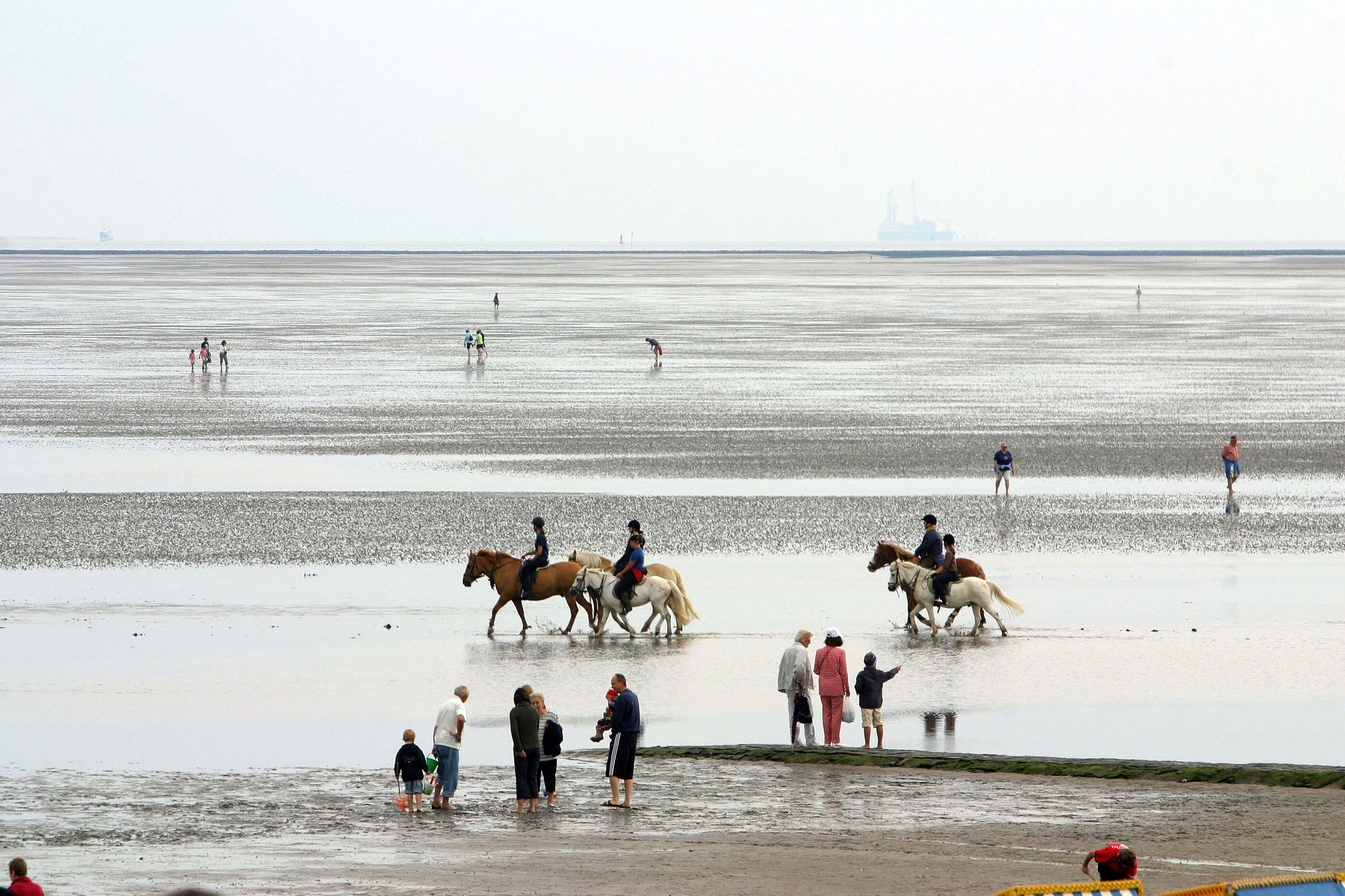 Menschen am Strand und Meer.