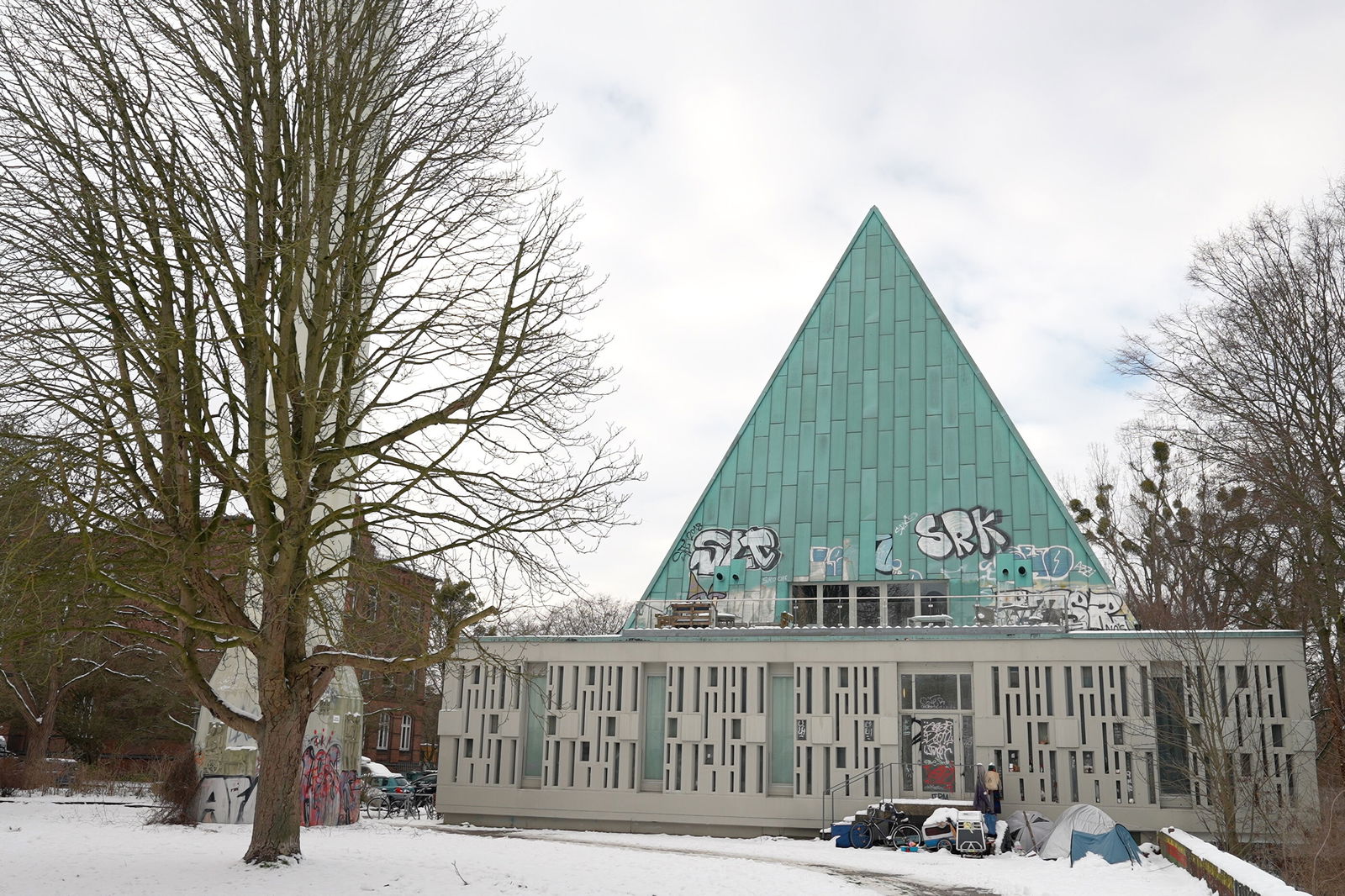 Blick auf eine Kirche mit pyramidenförmigem Dach.