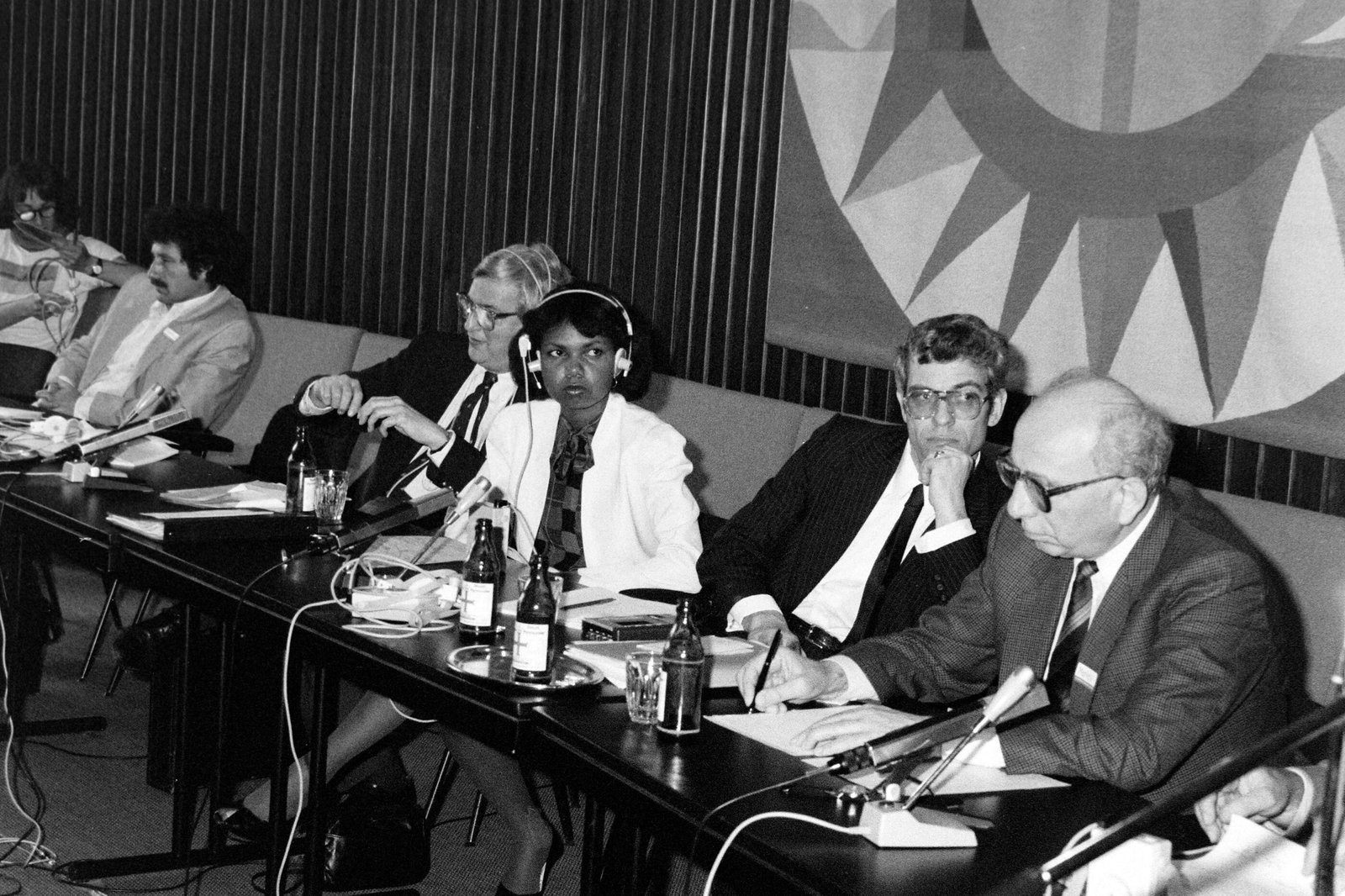 Historische Aufnahme von einer Podiumsdiskussion.