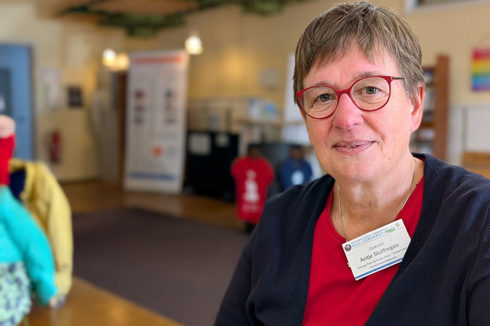 Frau mit Brille vor einem Raum