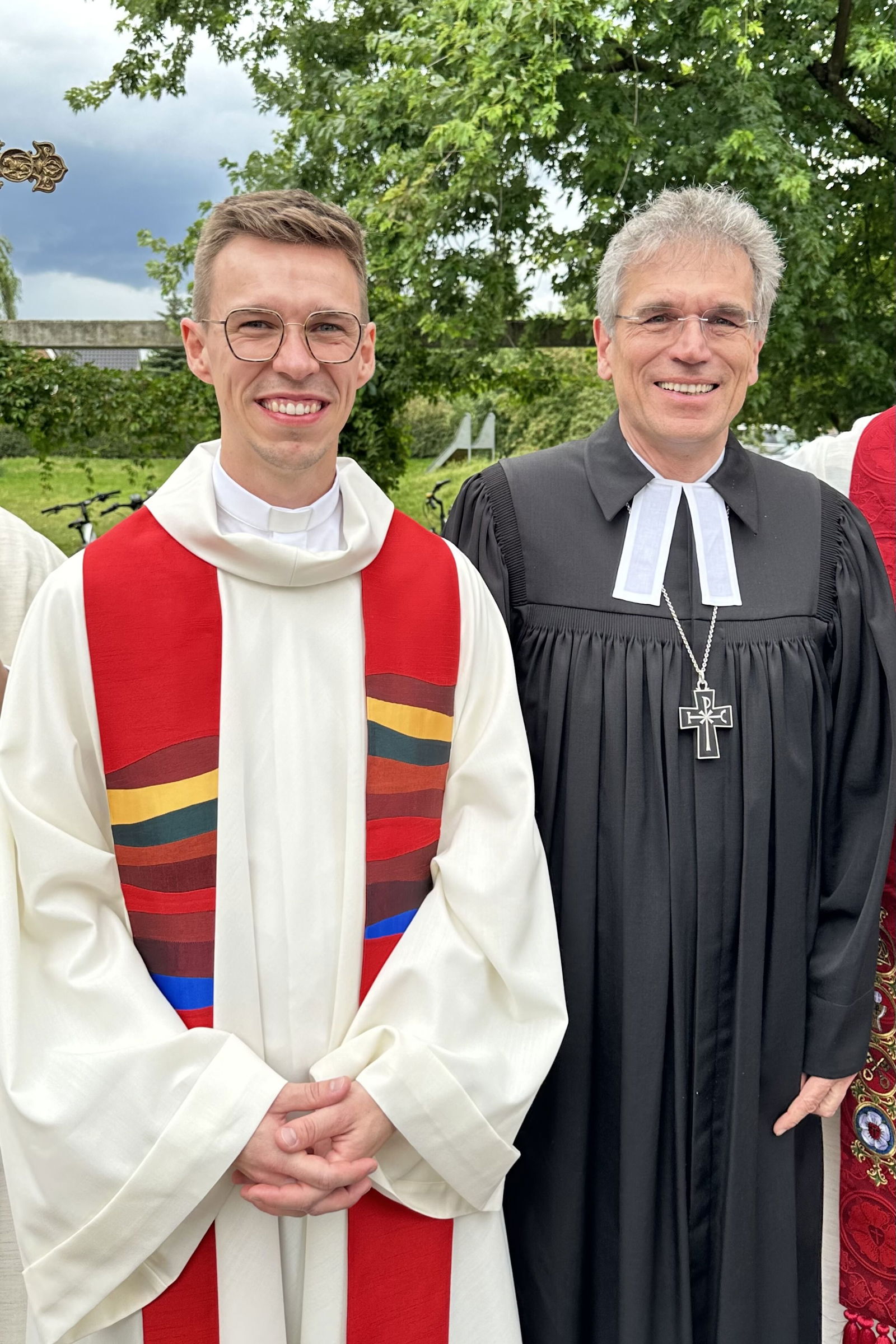 Zwei Männer in religiösen Gewändern.