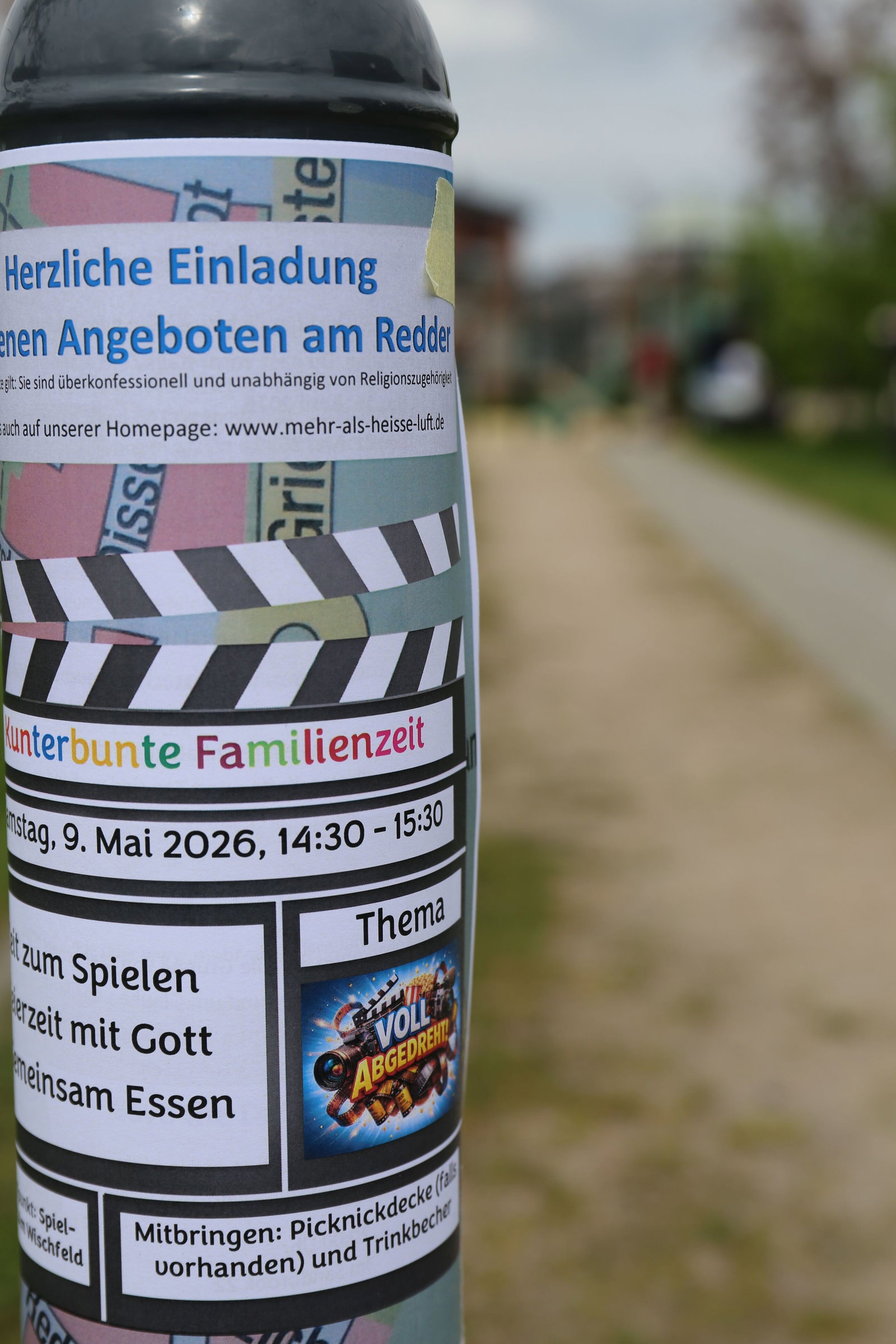 Ein Plakat an einem Laternenpfahl.