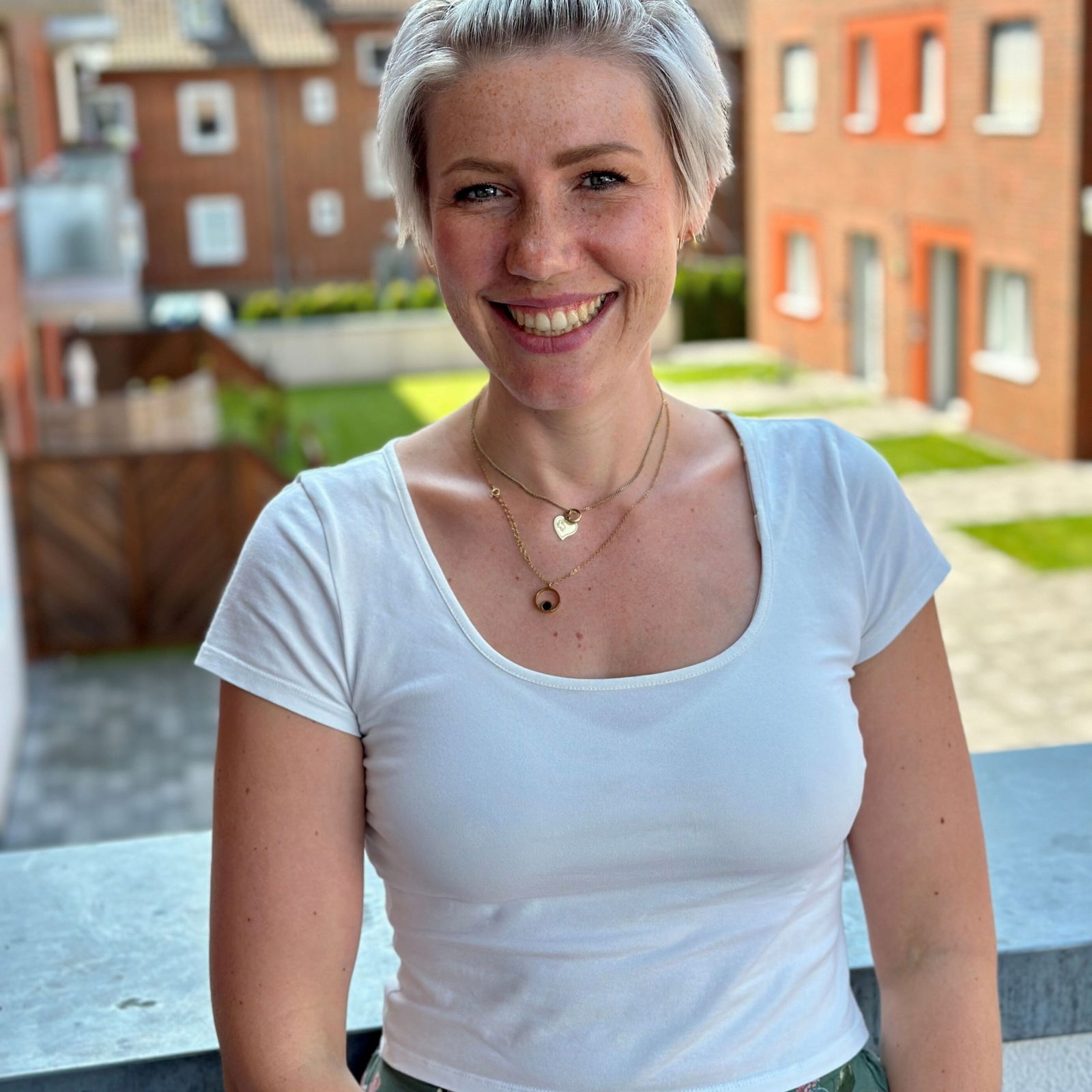 Eine Frau lächelt in die Kamera