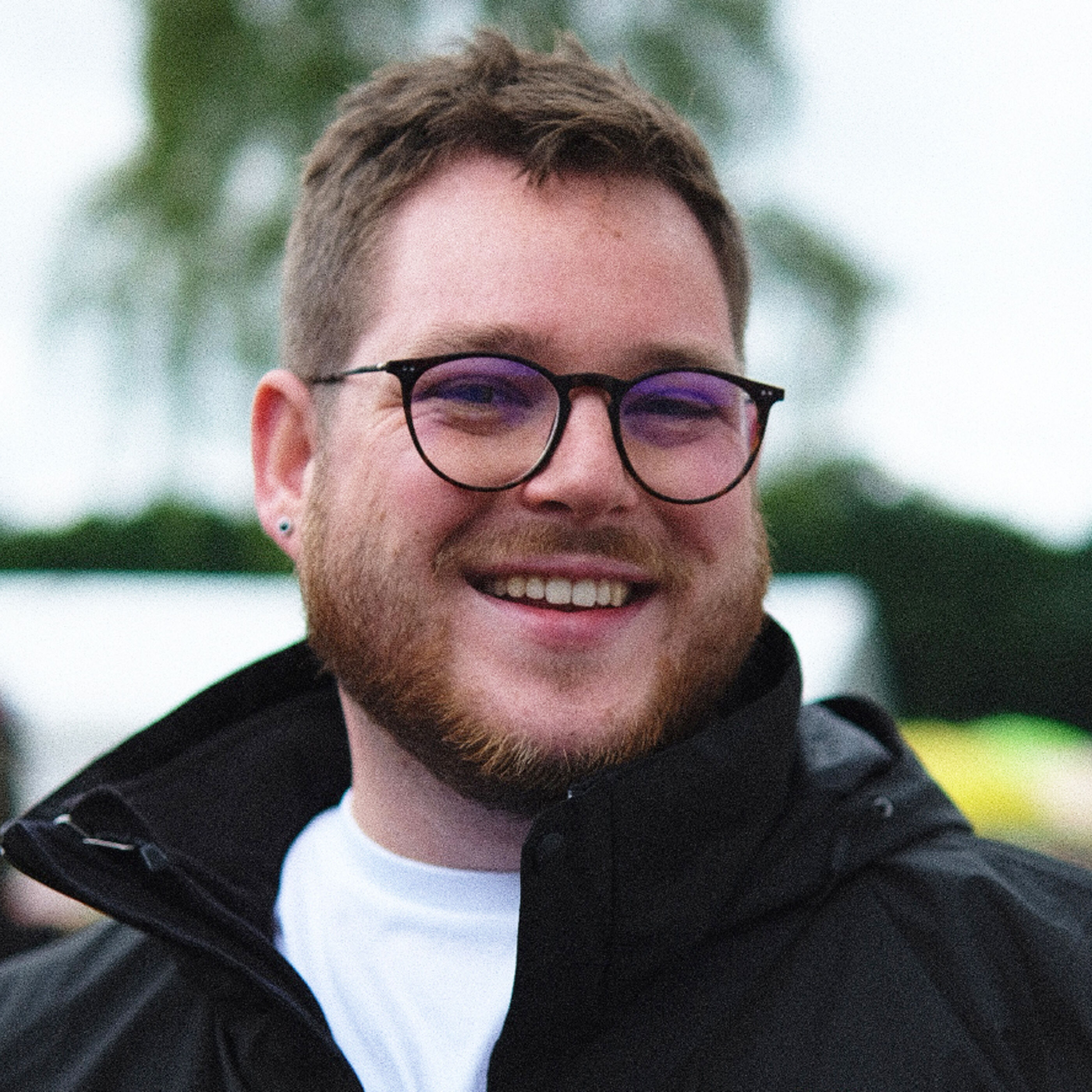 Ein Mann mit Brille lächelt