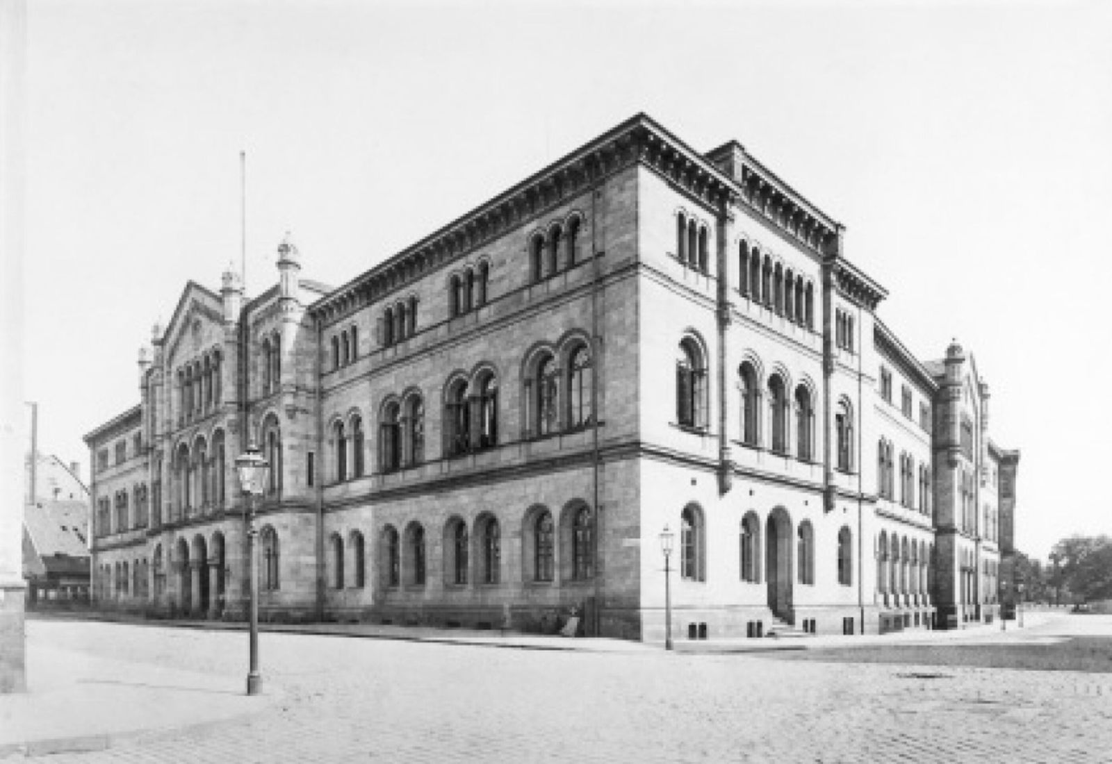 Das Bild zeigt eine schwarzweiße Zeichnung eines dreistöckigen Gebäudes im klassizistischem Stil.