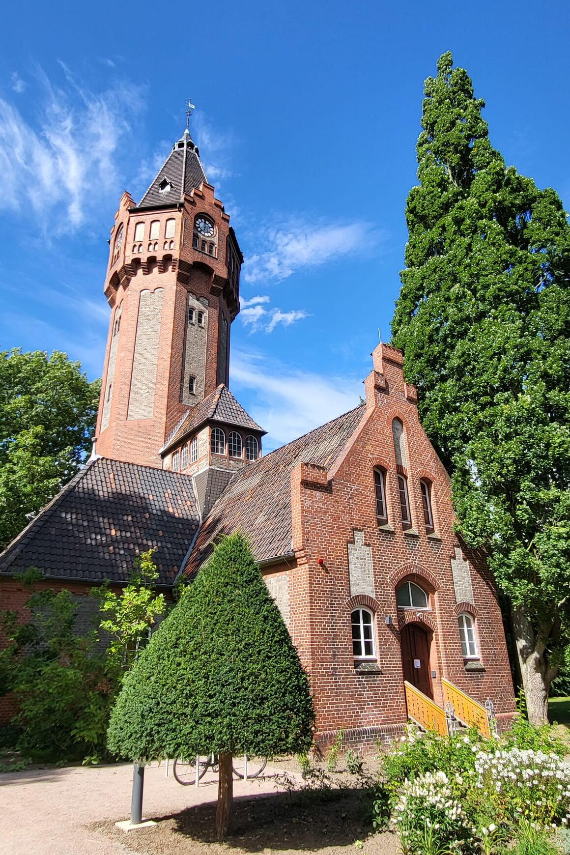 Ein historisches Gebäude (ehemaliges Badehaus) mit Wasserturm.