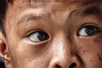 Das Gesicht eines auf der Straße lebenden Jungen auf den Philippinen