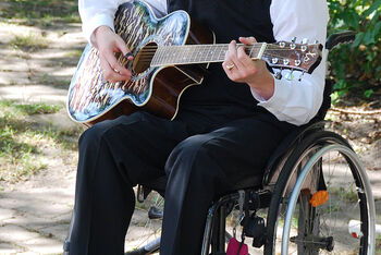 Unserem Autor geht es wie den meisten Menschen: „Musik bringt in uns etwas zum Schwingen, dem wir uns nicht entziehen können.“