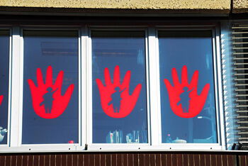 hand_im_fenster