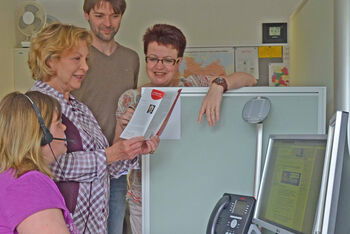 300dpiService-TelefonLektüre02