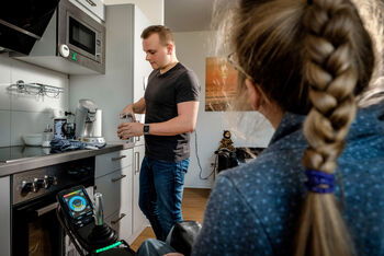 Jonas Richter schenkt Britta zum Feierabend gern eine Tasse Cola ein. Foto: Jens Schulze