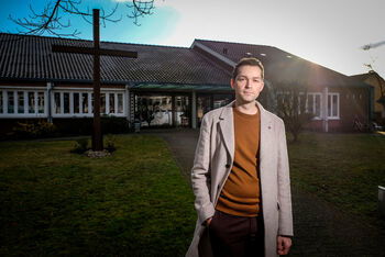 Sonnige Aussichten - und ein Pastor - vor der Havelser Versöhnungskirche. Foto: Jens Schulze