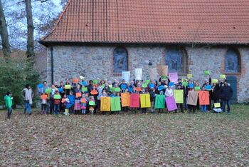Ehrenamtliche der Initiative "ProF Bispingen" und Besucher des Welt-Café im Herbst 2016 vor der "Olen Kerk" (Foto: Annegret Albers).
