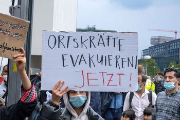Rund 1.700 Menschen demonstrierten am 22. August 2021 in der Nähe des Kanzleramts in Berlin für mehr Evakuierungen von afghanischen Ortskräften (Foto: Rolf Zöllner / epd).