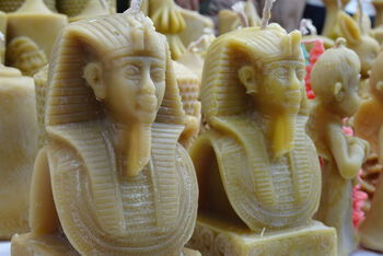 Die Kerzenkollektion in Kairo unterscheidet sich von der auf deutschen Weihnachtsmärkten.