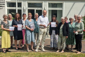 Mitglieder des Pfarrfrauendienstes überreichten Landesbischof Ralf Meister am Rande der Synode ihre Jubiläumsschrift „Miteinander - Füreinander - 50 Jahre Netzwerk Frau im Pfarrhaus“.