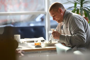 Frank, der meist in einem Zelt am Ufer des Rheins in Köln lebt, ist zu Gast in der Lukaskirche in Hannover-Vahrenwald. Foto: Nancy Heusel / epd-bild