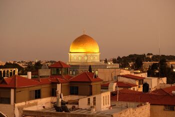 Das Bild zeigt den Felsendom in Jerusalem bei Sonnenuntergang. Seine Kuppel schimmert golden.