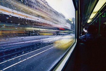 Während die Umgebung vorbeirauscht, sitzen in der Bahn fast alle schweigend da, mit dem Blick aufs Smartphone. Foto: Pixabay