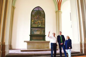 Bauingenieur Anastasiou mit den Kirchenvorstehern Monika Yaramanci und Michael Habich