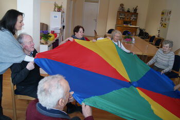 Schwungtuch_diakonie_hoheneggelsen