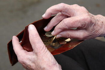 Altersarmut_Hände_Seniorin