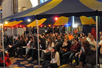 Sprengeljugendnacht_Zirkuszelt_im_Seitenschiff_Münsterkirche_Hameln