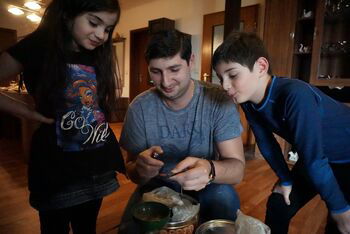 Anano, Giorgi und David (von links) erklären die georgischen Traditionen.