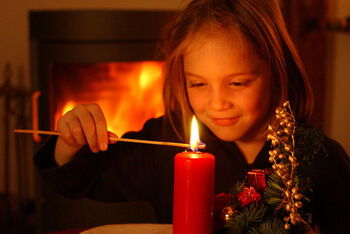 kind_weihnachten_kerze