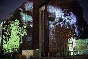Weltspuren-Lichtzeichnung-und-Trickfilm-von-Nikola-Dicke-an-der-Kulturkirche-Martin-Luther-zum-PASSIO-Licht-und-Klangparcours