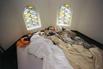 kirchenasyl_menschen_kirchenraum