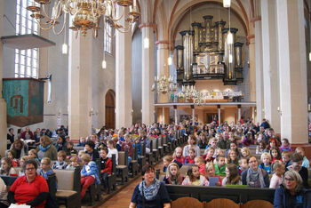 Kirche voller Kinder_kinderkathedrale