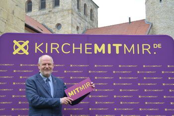 Landessuperintendent Eckhard Gorka_Kirche Mit Mir vor Michaeliskirche Hildesheim