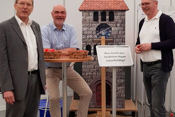 Messe Tarmstedt_Brandy Tyra Jung am Kirchenstand
