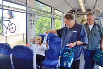 Pastor Andreas Schmidt verteilt Wasser an Reisende