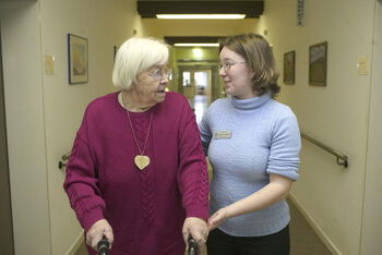 Jugendfreiwilligendienst_Mädchen mit alter Dame