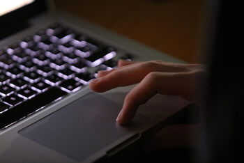 Laptop_Finger_Symbolbild